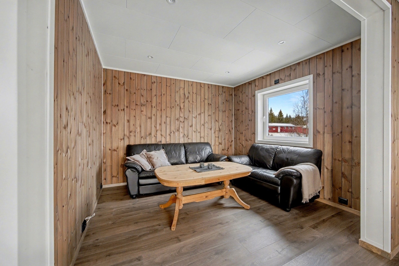 I 2025 ble det lagt nytt panel på vegger, ny himling i tak og nytt gulv i 1. etg. Galleribilde