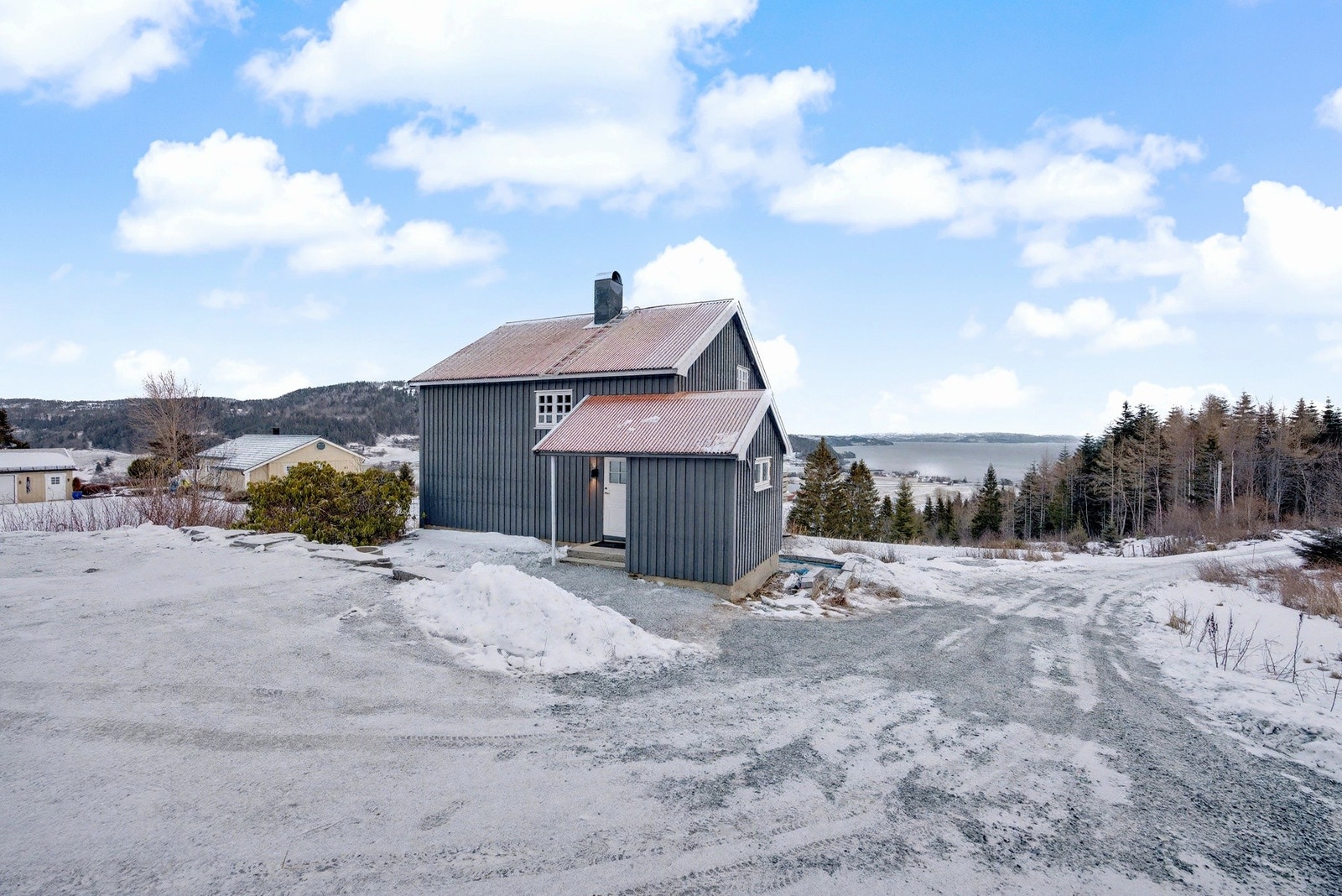 I 2024 ble vestvegg lektet ut, etterisolert og ny kledning. Vegg mot sjøen ble også lektet ut, etterisolert og fikk noe ny kledning. Galleribilde