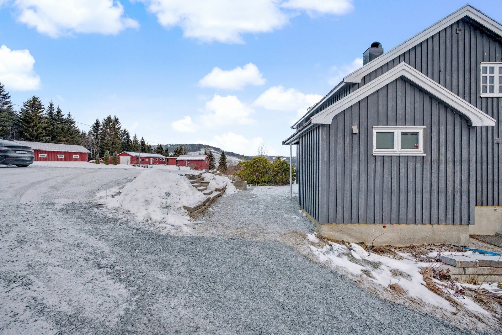 Steintrapp mellom gårdsplass og inngangsparti Galleribilde