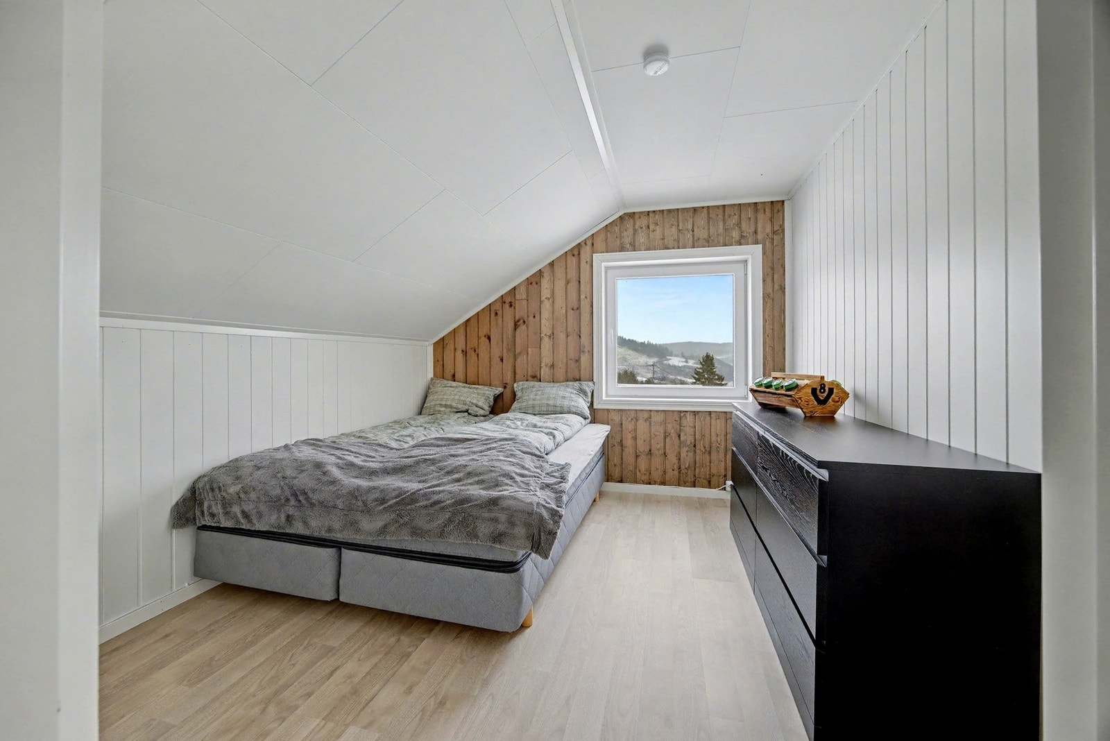 Soverom - 7,5 kvm. Oppusset med nytt gulv, nye veggplater og ny himling i 2021. Galleribilde
