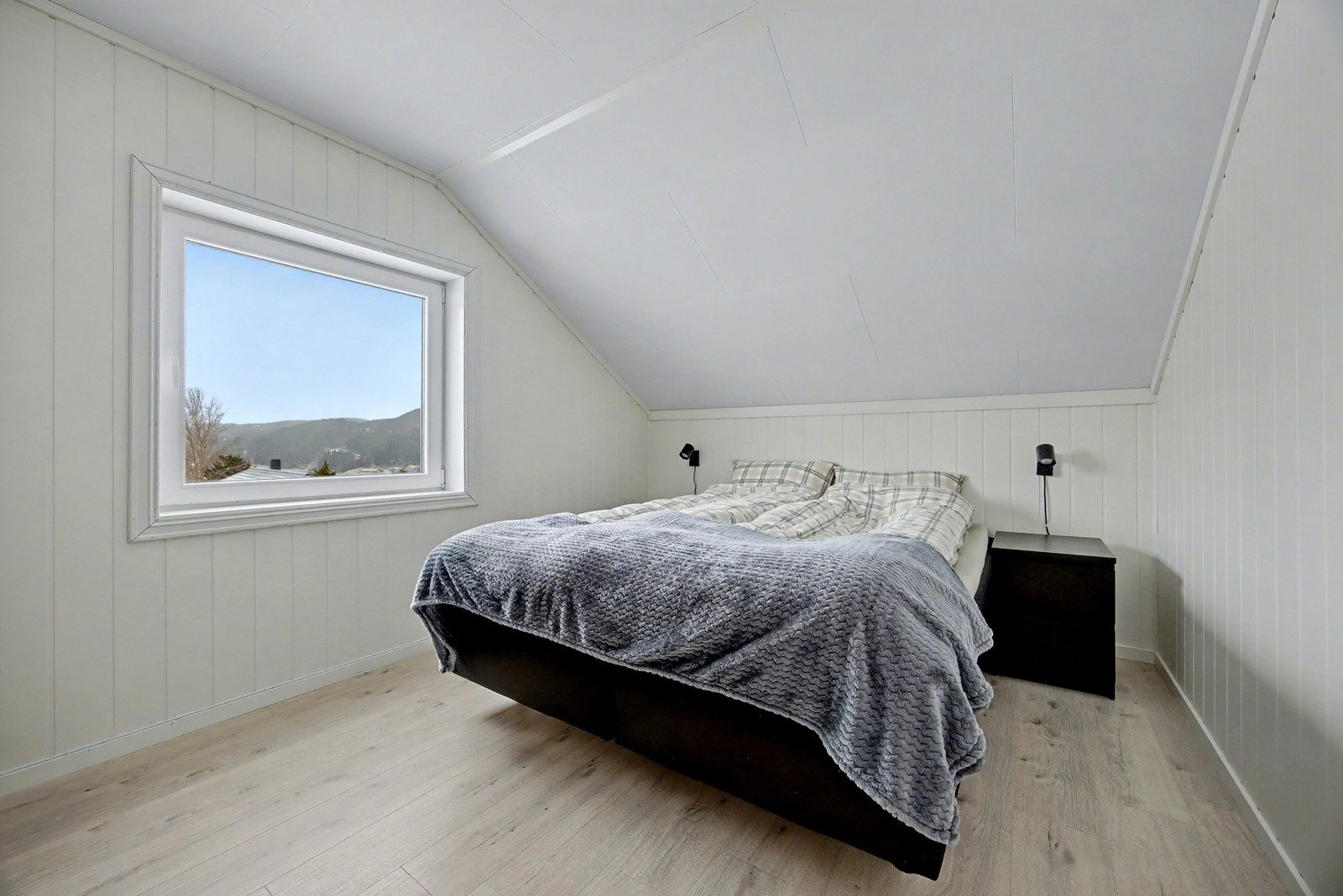 Soverom - 8,5 kvm. Oppusset med nytt gulv, nye veggplater og ny himling i 2021. Galleribilde