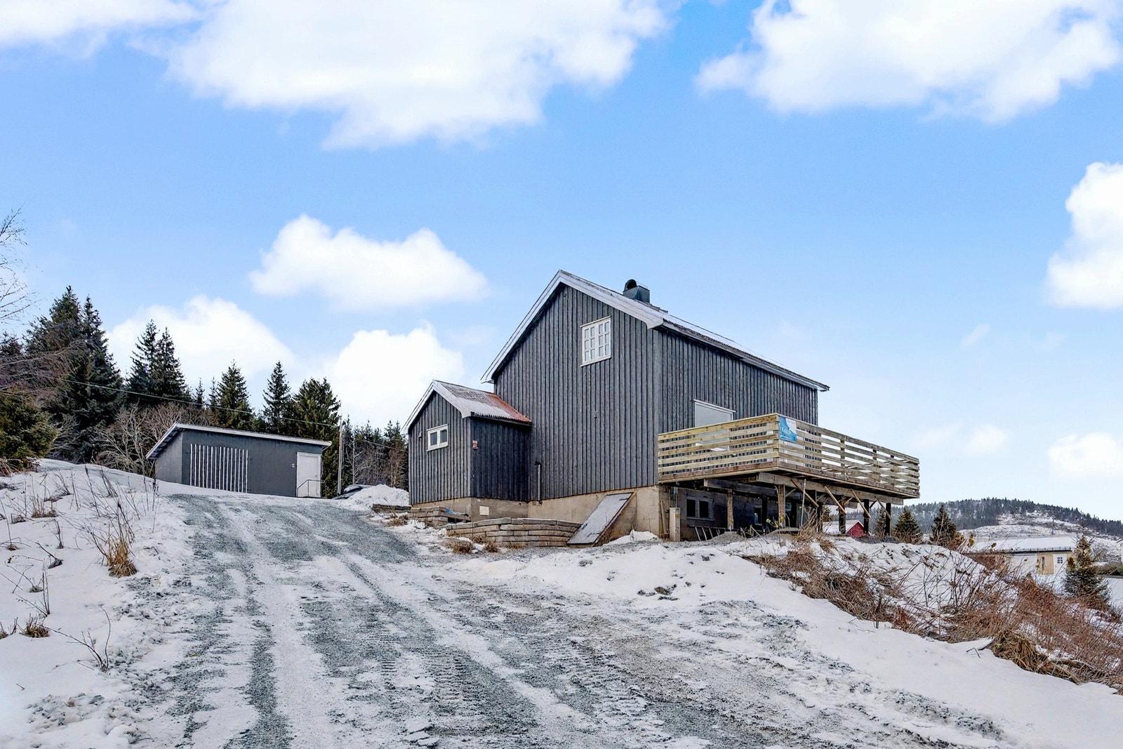 Det er ca 140 meter privat vei fra nærmeste offentlige vei. Avtale angående brøyting og strøing kan videreføres på ny eier. Galleribilde