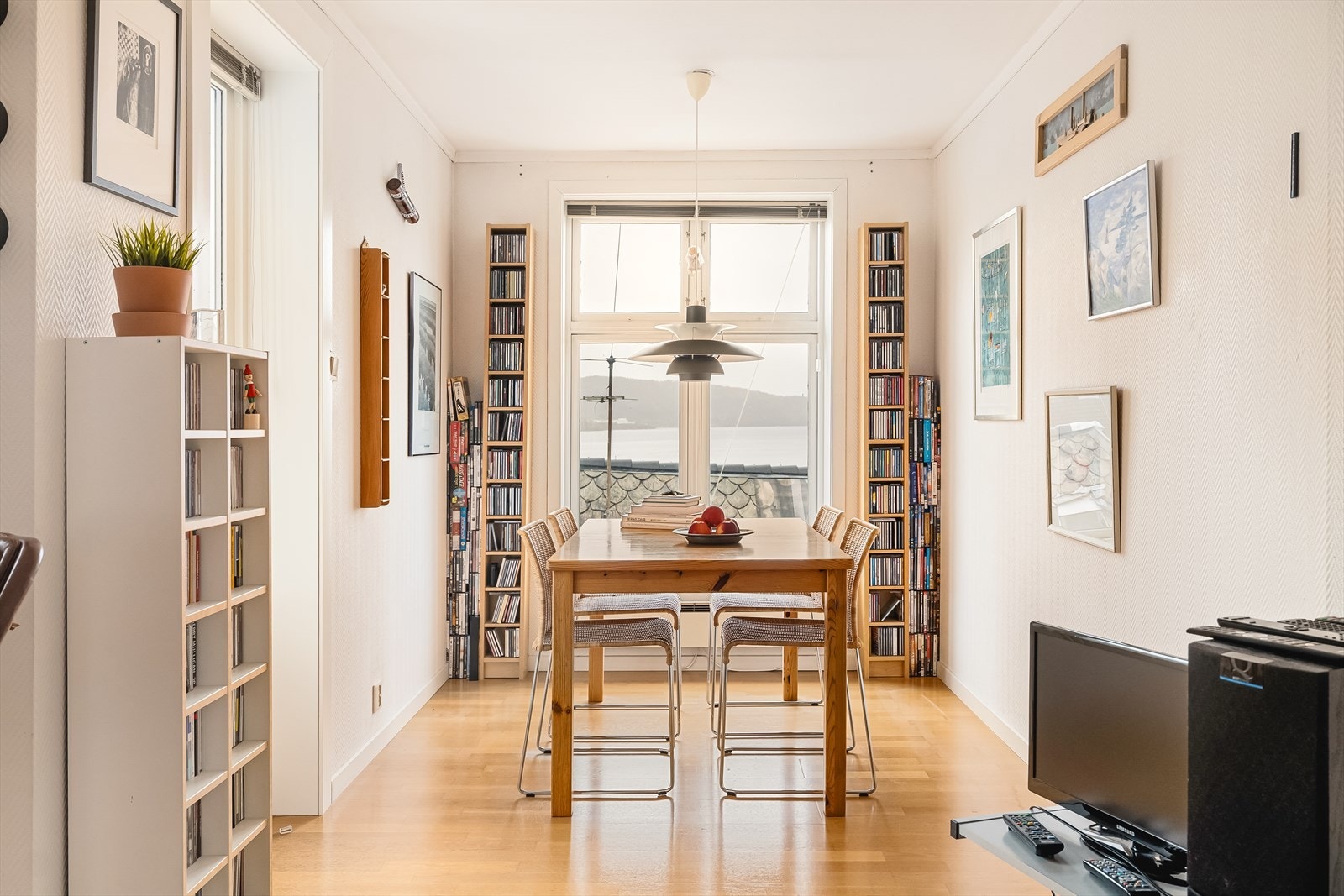 Koselig spisebord som utnytter den flotte utsikten Galleribilde