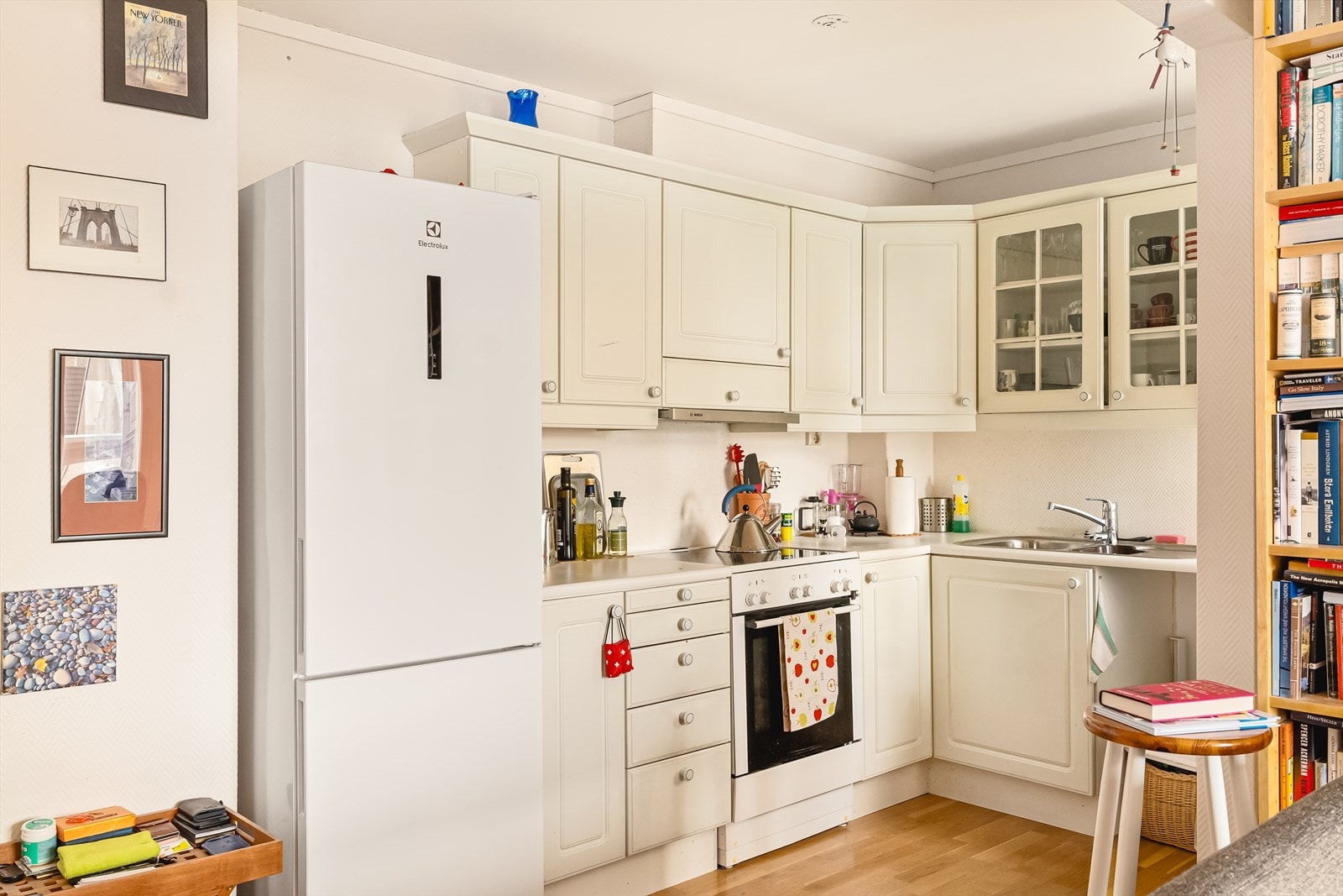 Kjøkken med profilierte fronter, og god oppbevaringsplass Galleribilde