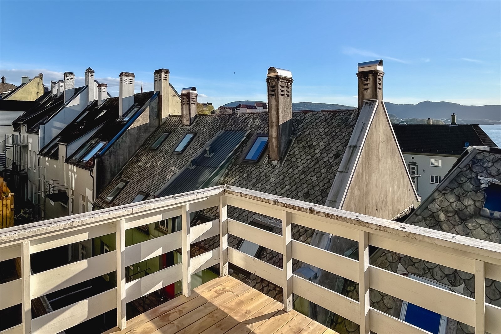 Med utgang fra stuen ligger en balkong med flott utsikt over Galleribilde