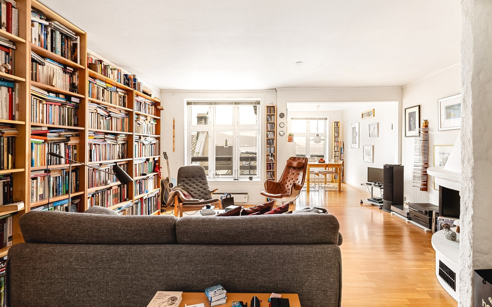 Romslig stue med store vinduer som slipper inn behagelig med naturlig lys Galleribilde