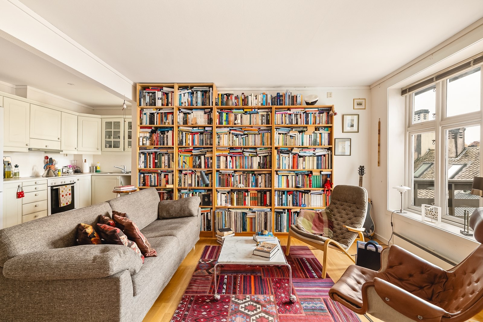 En delvis åpen kjøkken/stue løsning Galleribilde