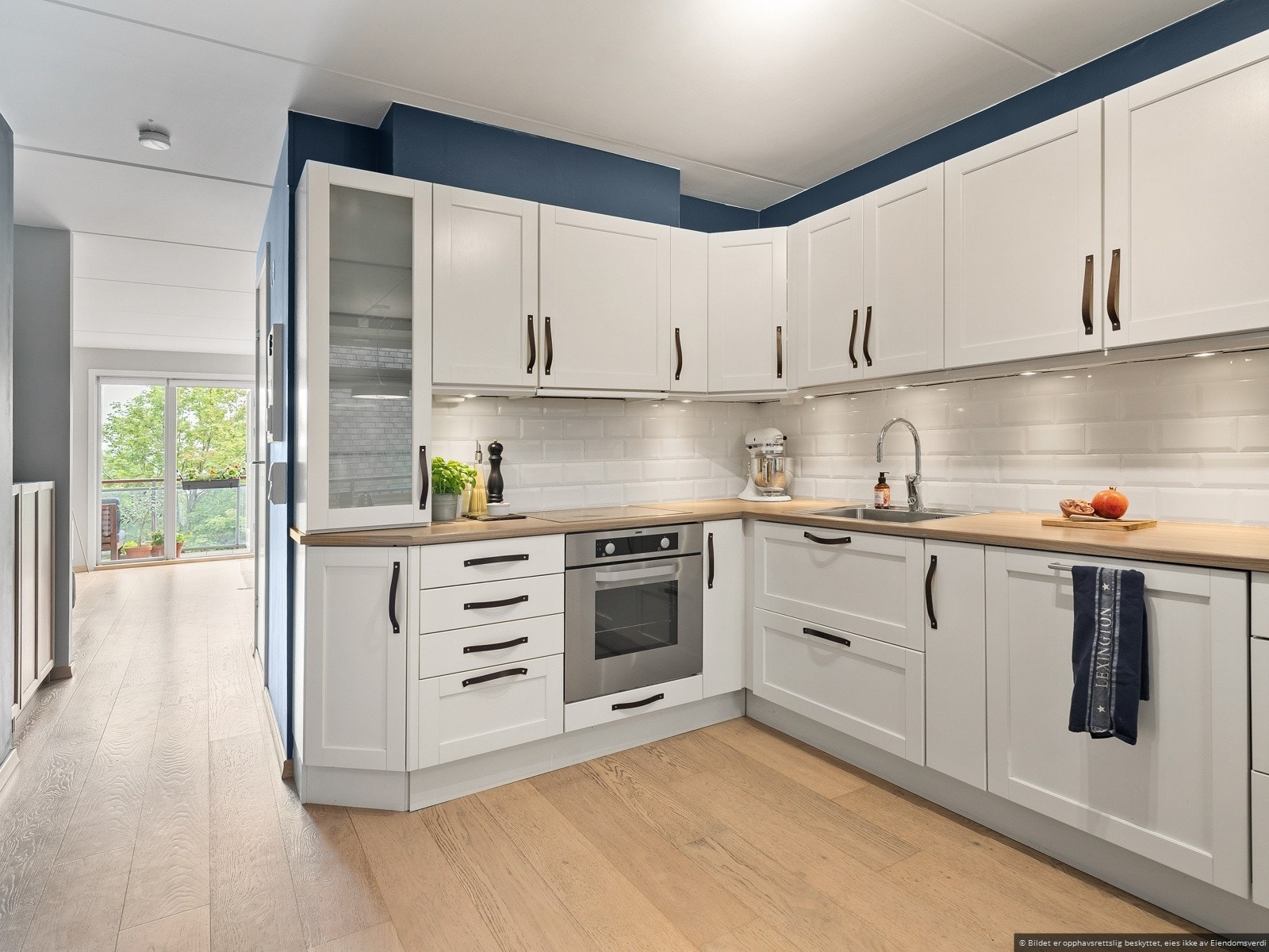 Lyst kjøkken med hvitevarer Galleribilde