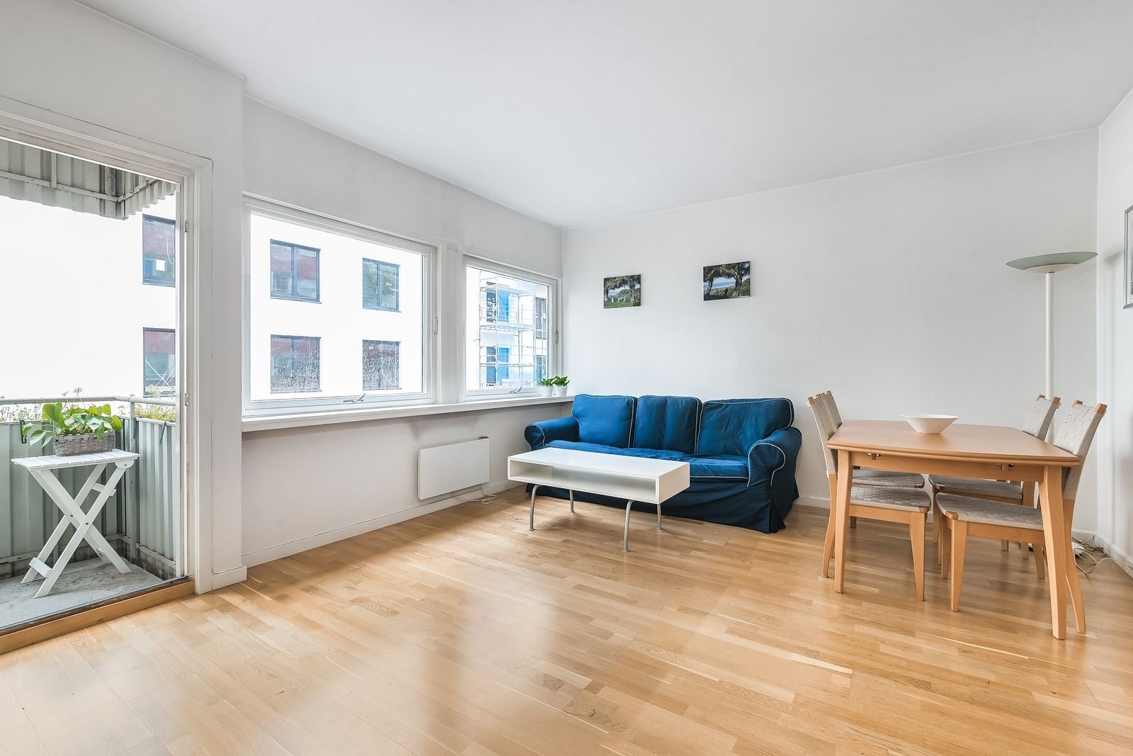 Stuen er romslig og har plass til både stor sofa og spisegruppe. Galleribilde