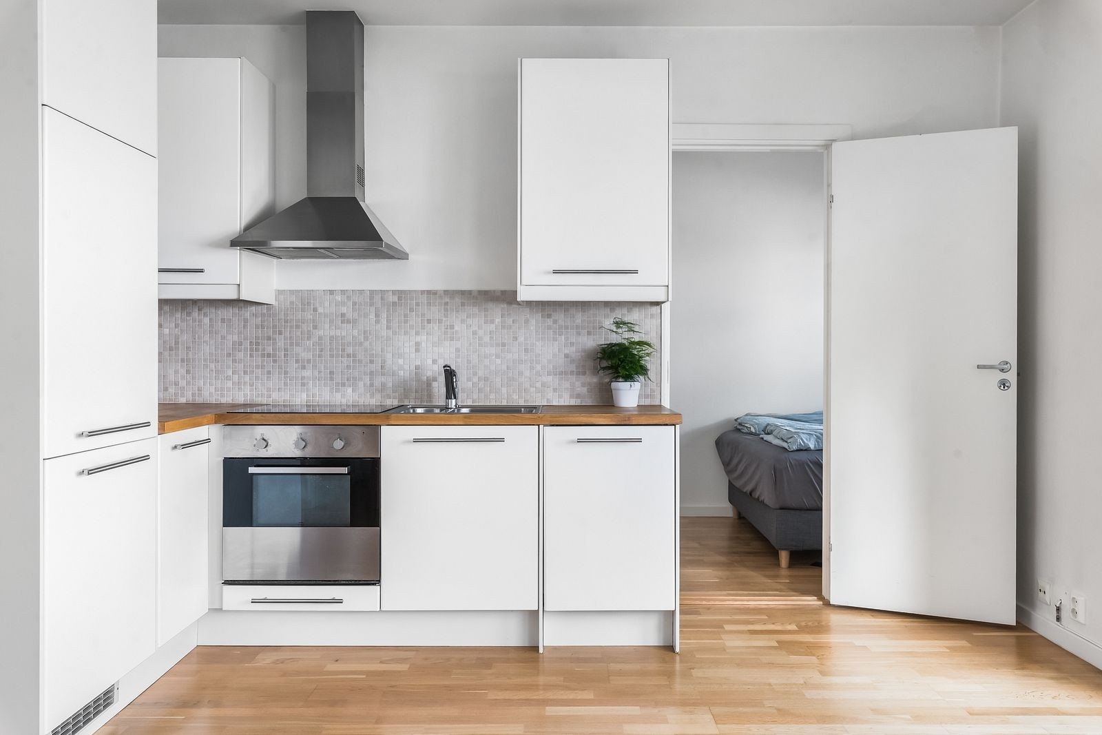 Lyst kjøkken med integrerte hvitevarer. Galleribilde