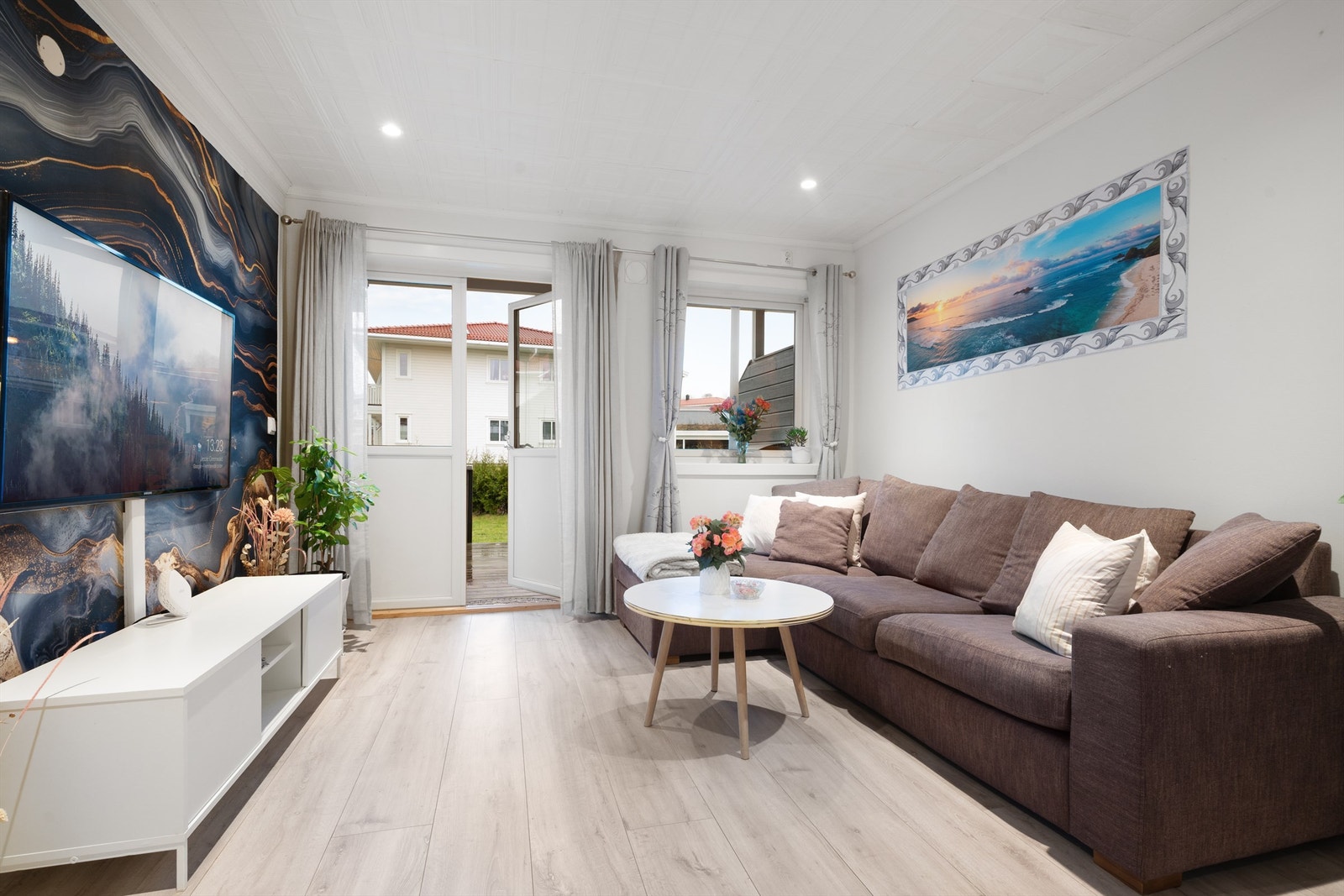 Fra stuen har man adkomst til leilighetens terrasse på ca. 23 kvm Galleribilde