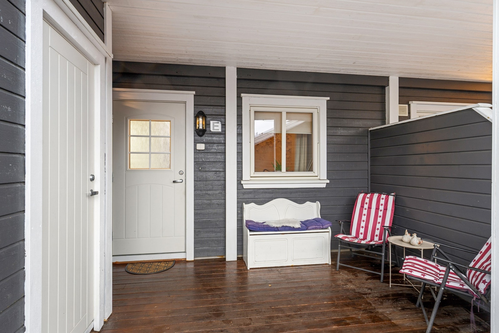 Overbygget inngangsparti med en terrasse på ca. 10 kvm og to utvendige boder Galleribilde