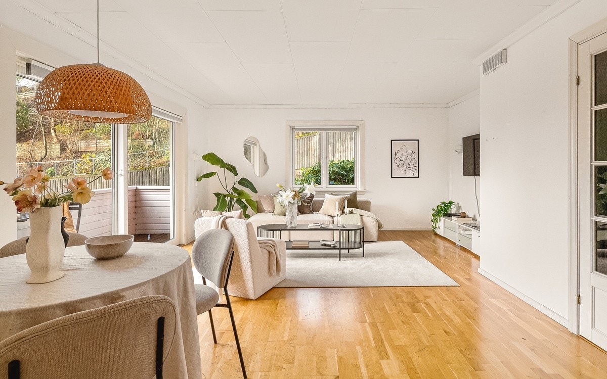 Stor og luftig stue med peis Galleribilde