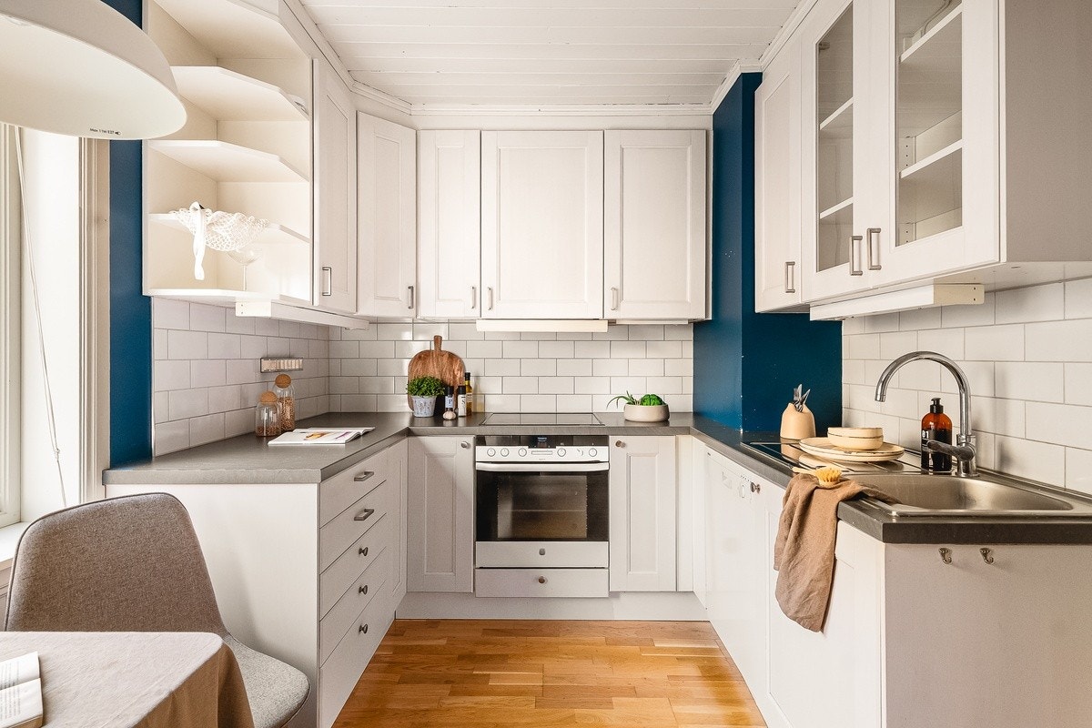 Praktisk kjøkken med mye skapplass Galleribilde