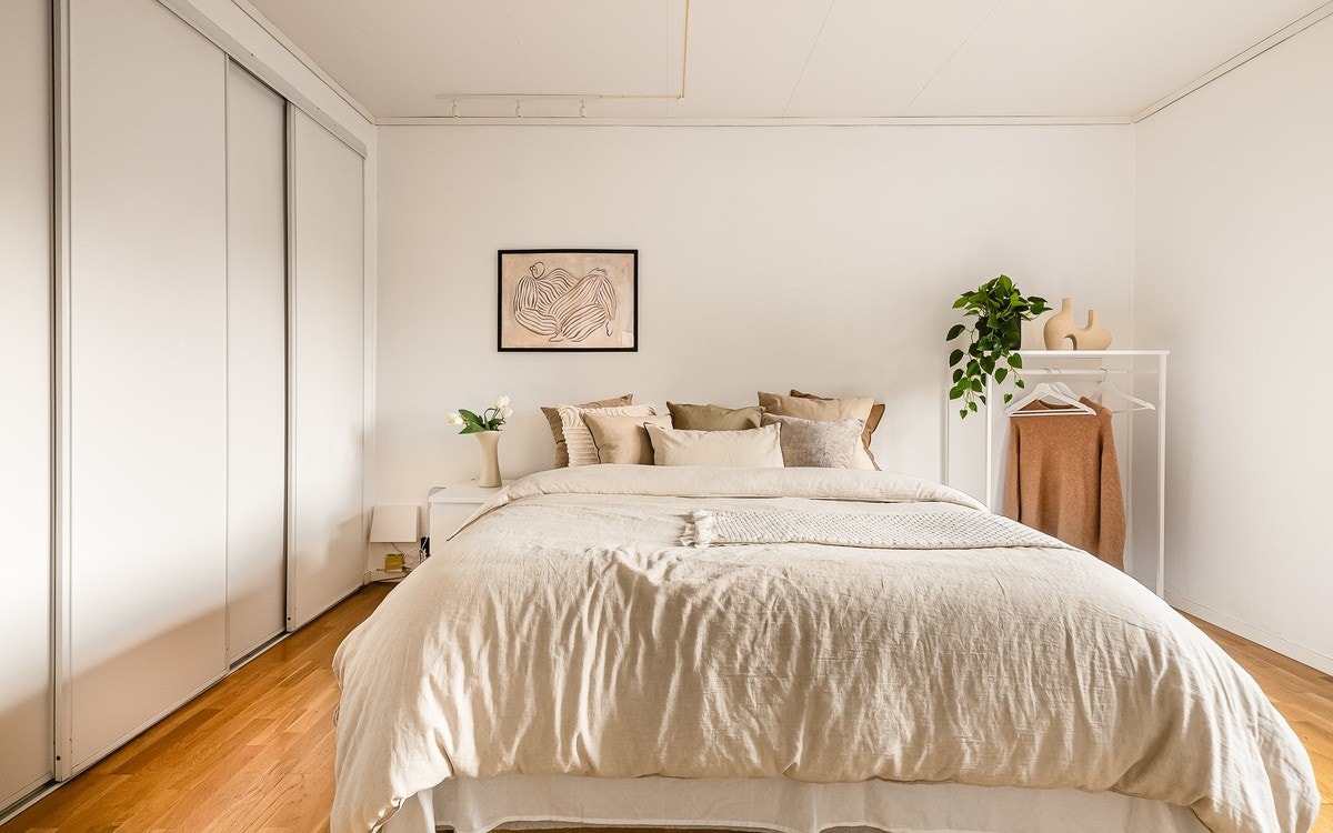 Det er garderobeskap på begge soverommene Galleribilde