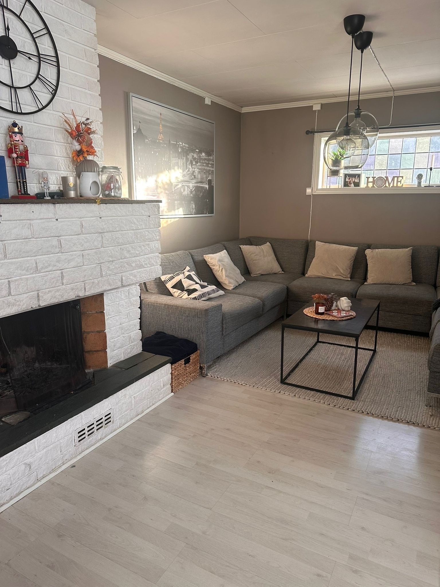 Stue i 1. etasje med peis Galleribilde