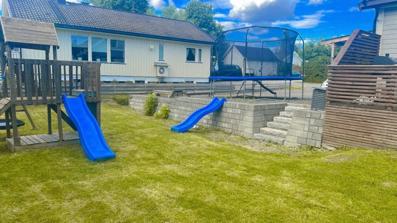 Hage med leketårn og utsikt til parkeringsplass Galleribilde