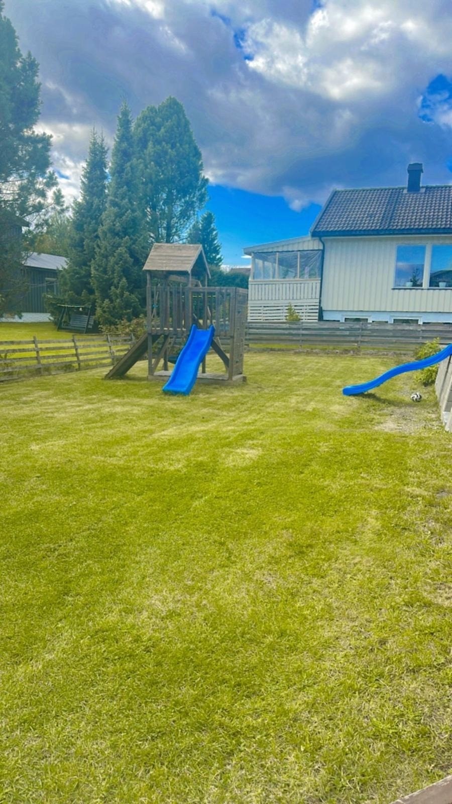 Hage med leketårn Galleribilde