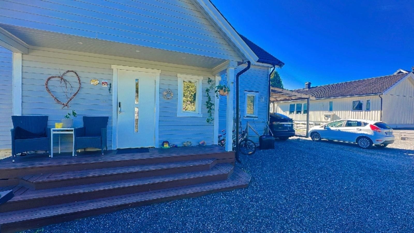 Inngangsparti med parkeringsplass og carport Galleribilde