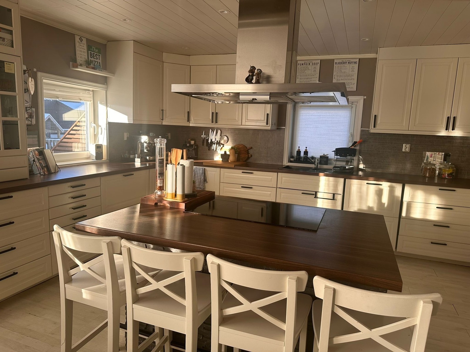 Kjøkken med kjøkkenøy Galleribilde