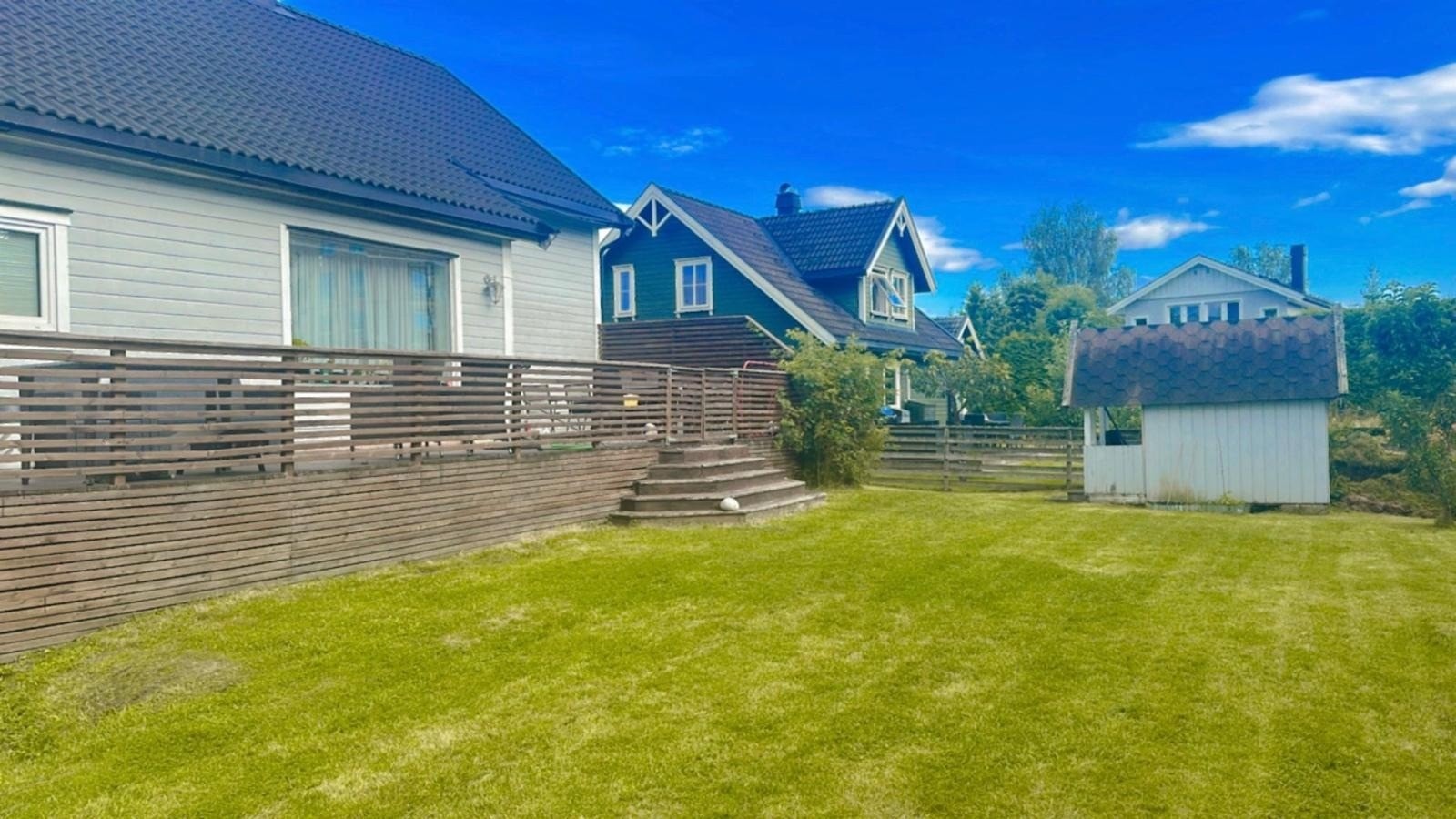 Hage med terrasse og utebod Galleribilde