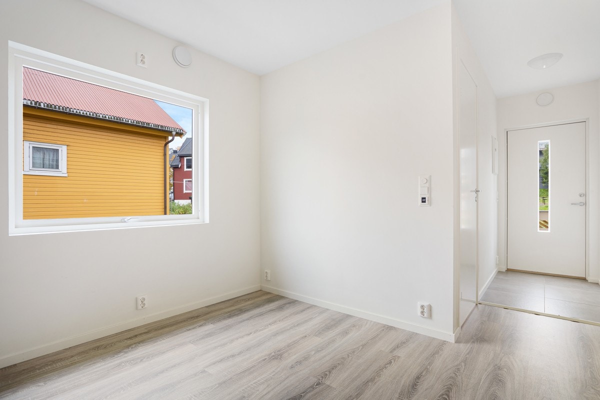 Velkommen til Balsfjordgata 15 B - Hybelleilighet med lys og innbydende stue med flere møbleringsmuligheter! Galleribilde