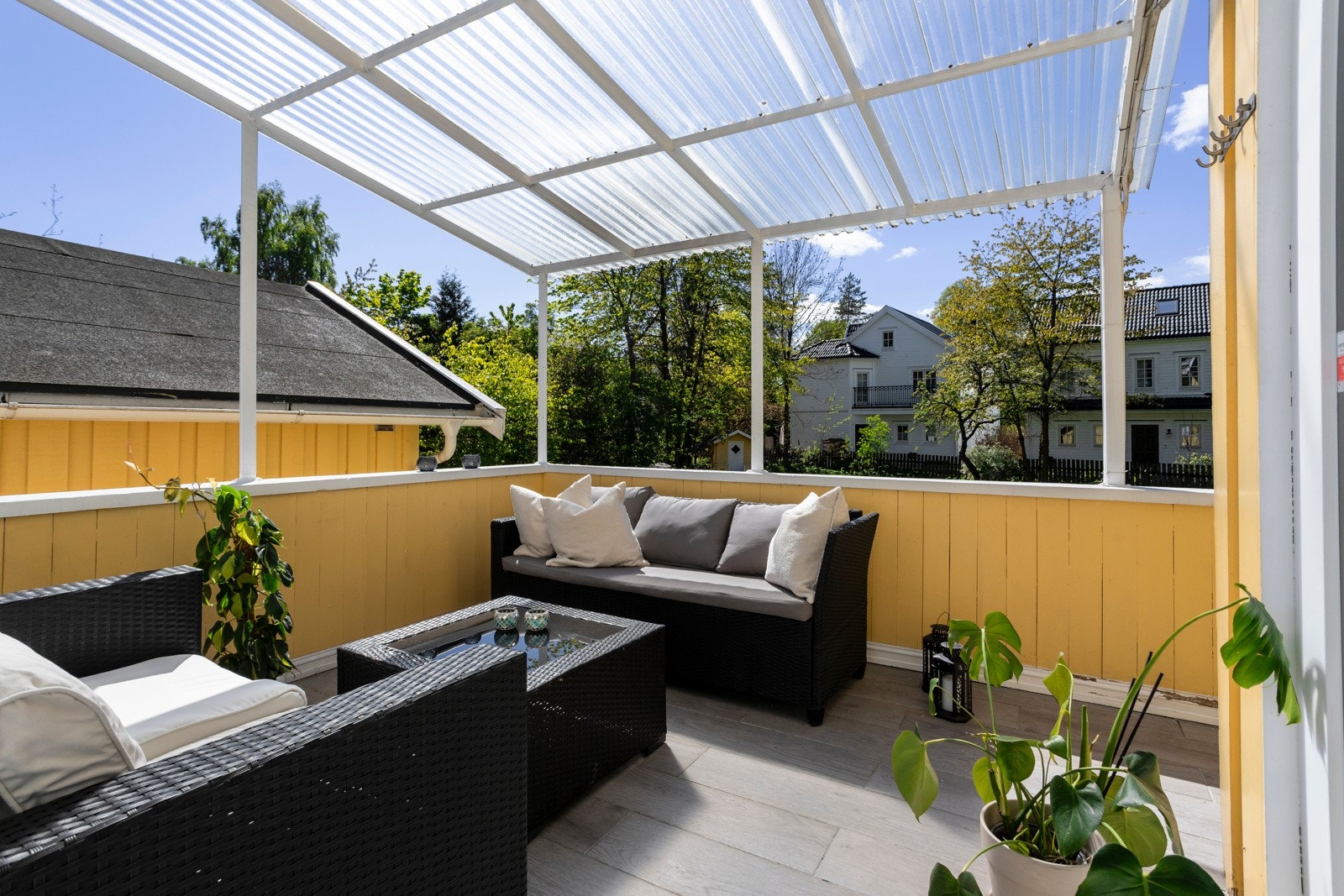 Utenfor stuen er det en solrik terrasse. Galleribilde