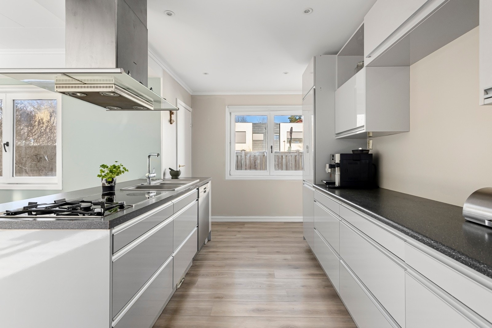 Den åpne løsningen gjør at kjøkkenet også fungerer fint som en sosial sone. Galleribilde