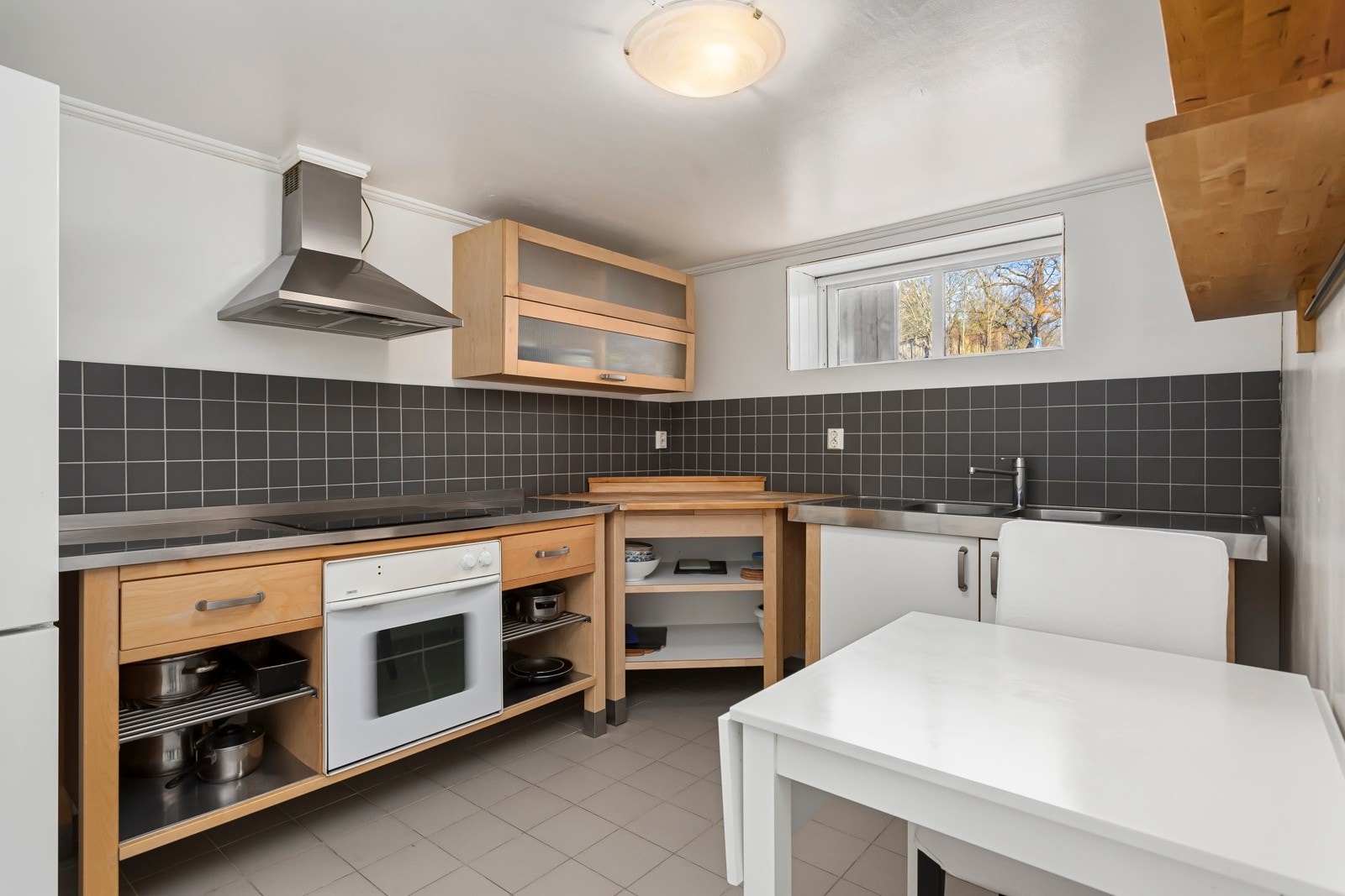 Det er etablert et eget kjøkken til hybelen i kjelleren (montert ca. 2013). Galleribilde