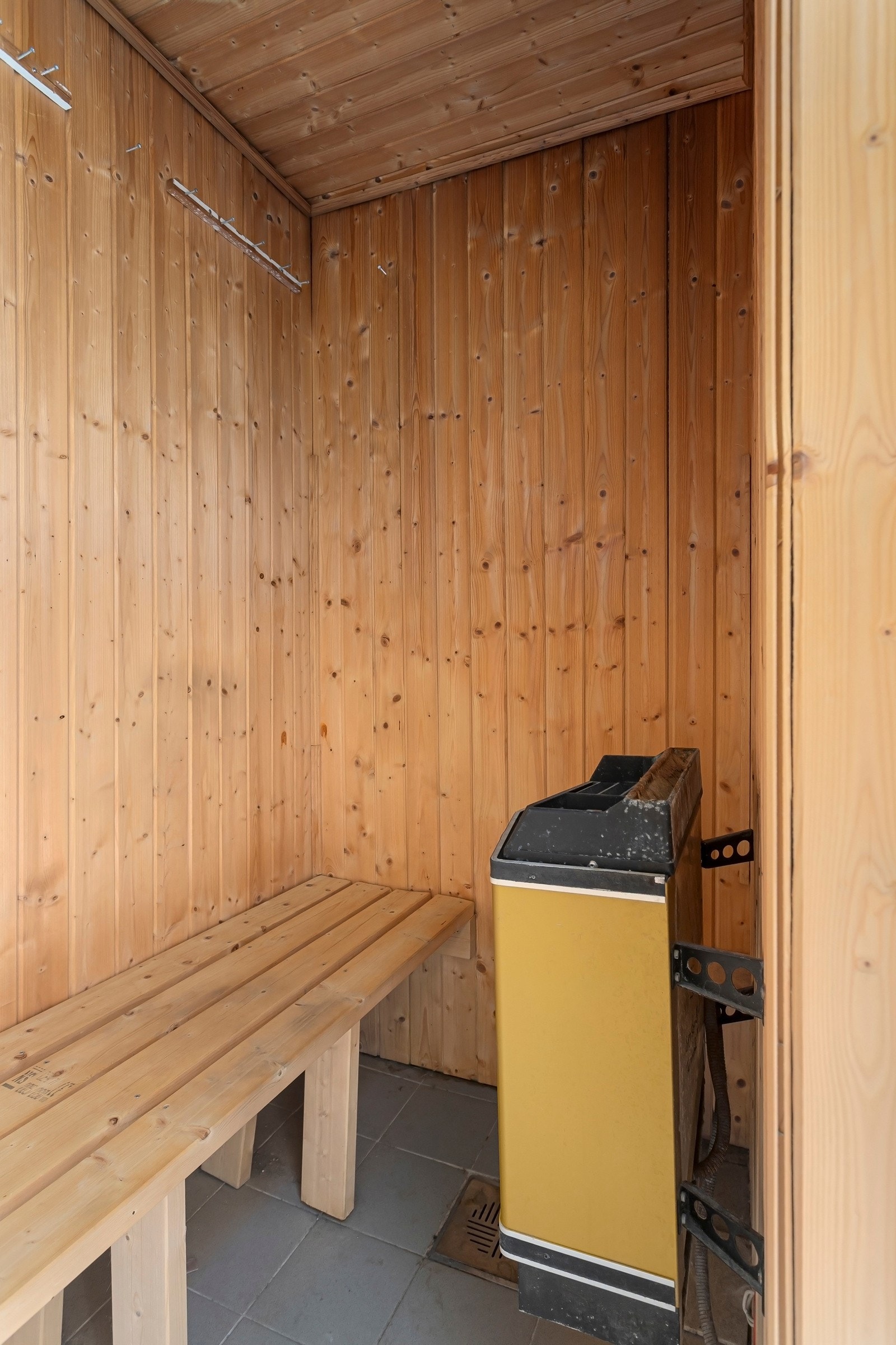 I tilknytning til badet i kjelleren er det etablert en badstue (pusset opp i 2012/2013). Galleribilde