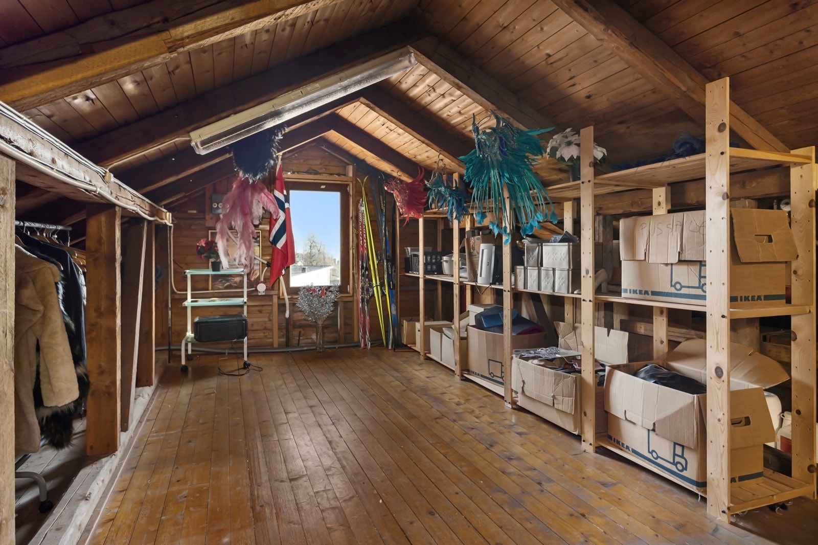 Loftet har meget god lagringsplass. Galleribilde