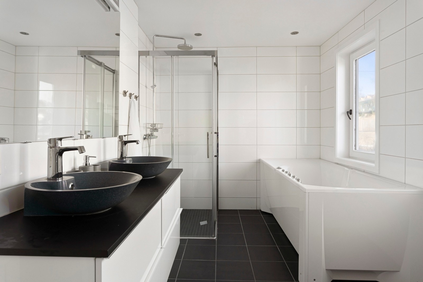 Badet i annen etasje (2012) er utstyrt med badekar. Galleribilde