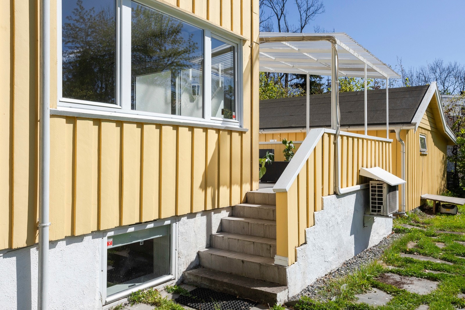 Det er direkte adkomst fra terrassen til hagen. Galleribilde