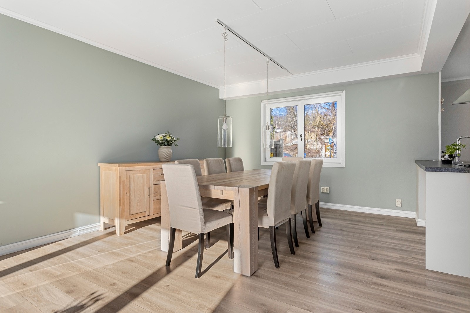 Stuen er holdt i delikate farger. Galleribilde