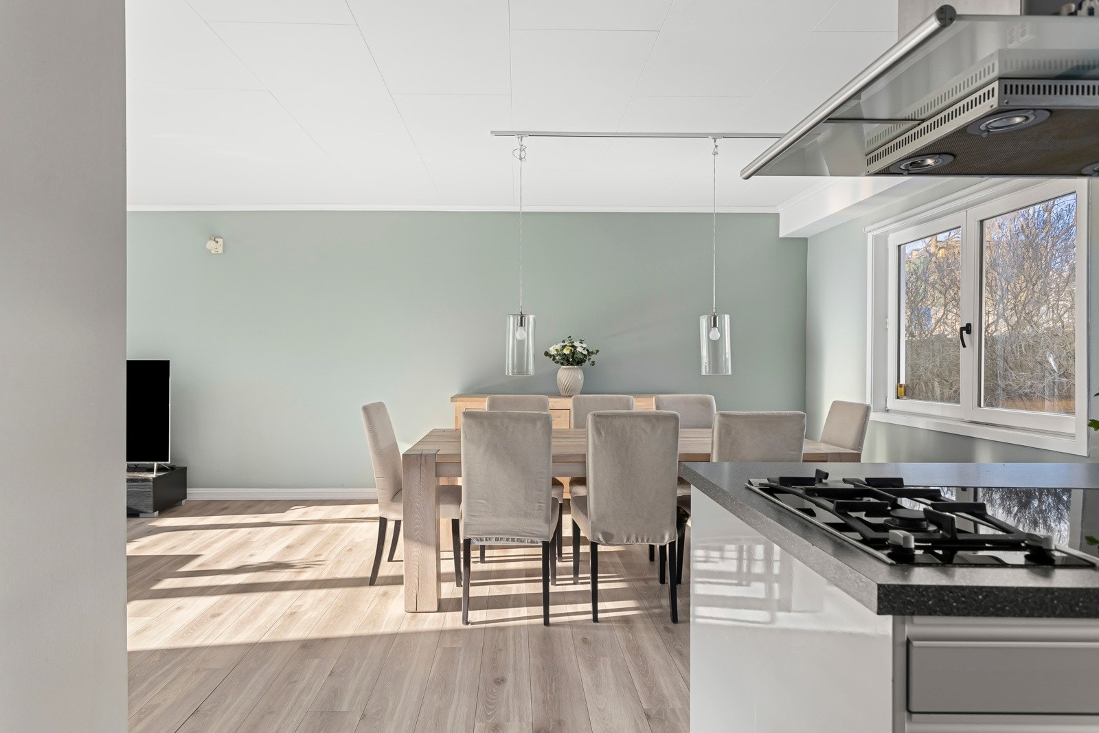 Den åpne løsningen gir gode lyslinjer både i stuen og på kjøkkenet. Galleribilde