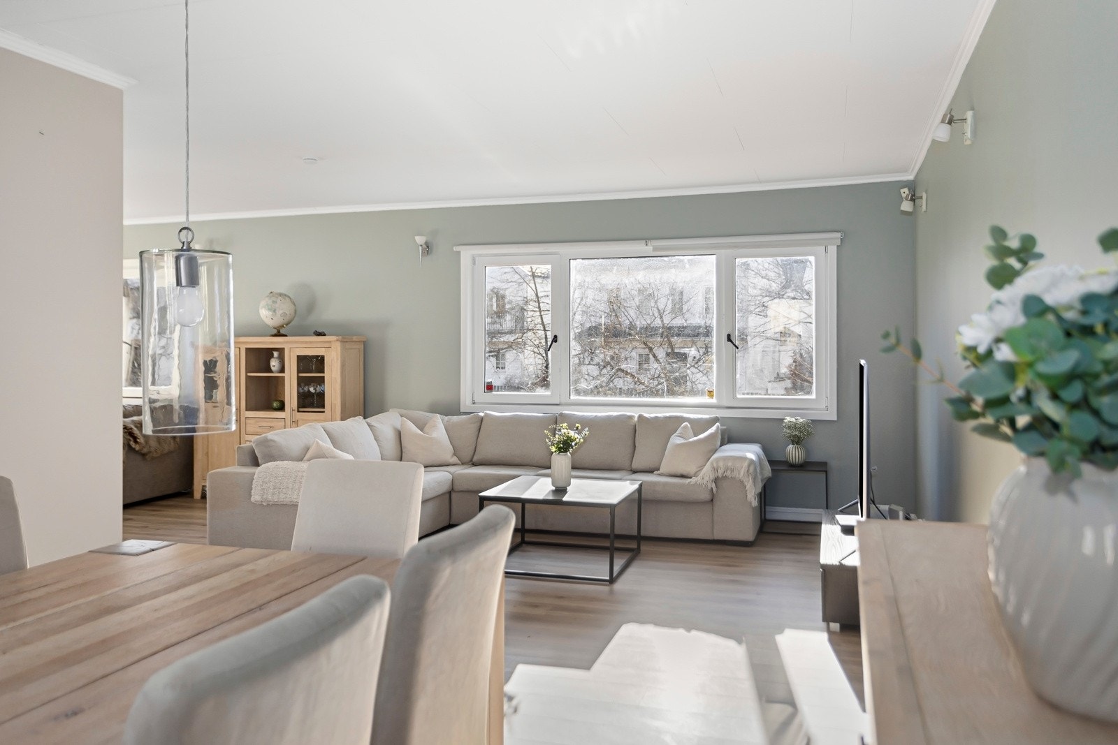 Delikate farger og store vindusflater gir en herlig atmosfære i stuen. Galleribilde