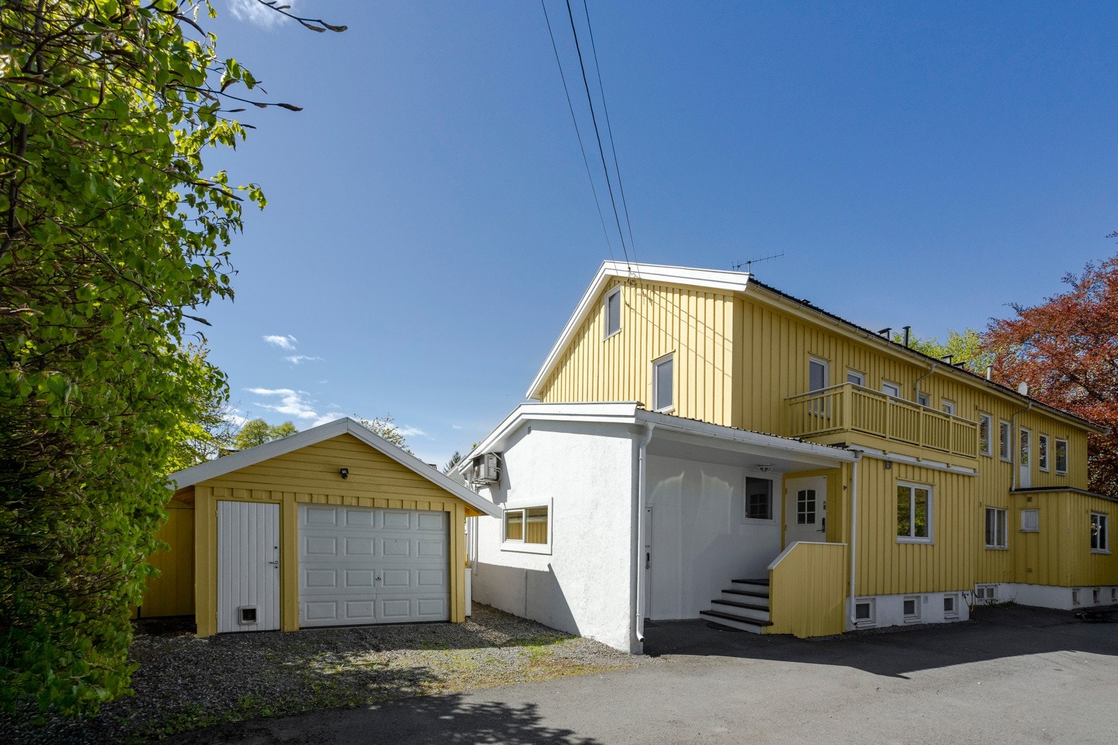 Huset fra frontsiden med frittstående garasje Galleribilde