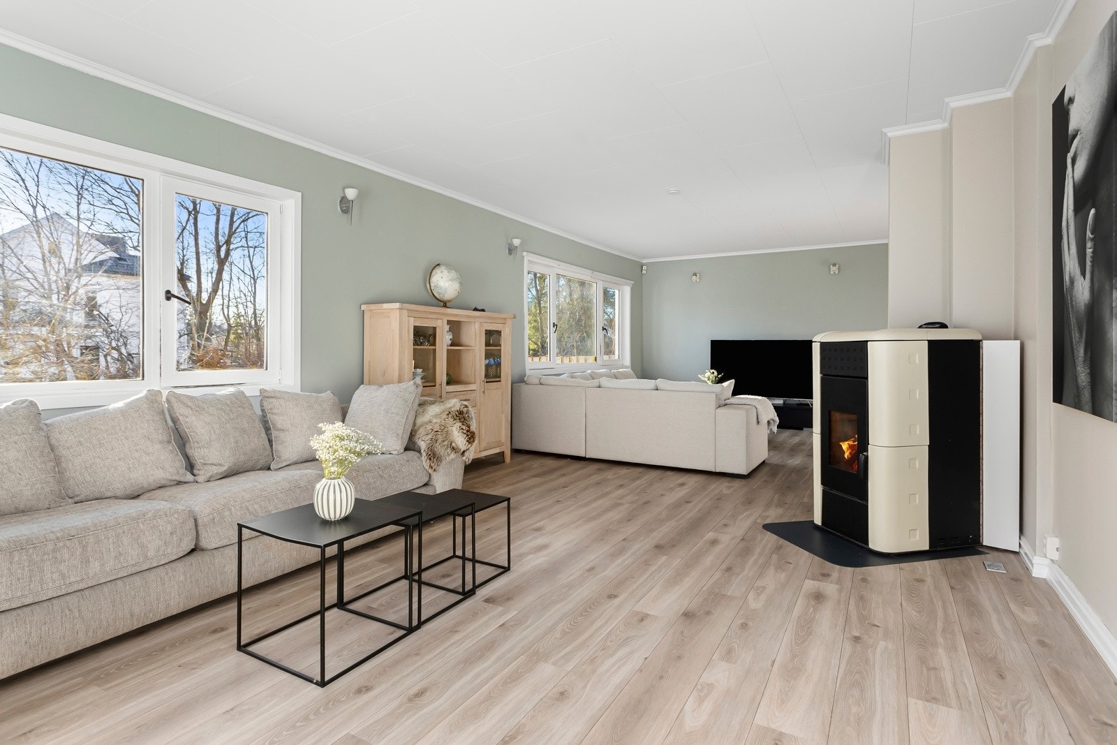 Det er montert ildsted i boligen. Galleribilde