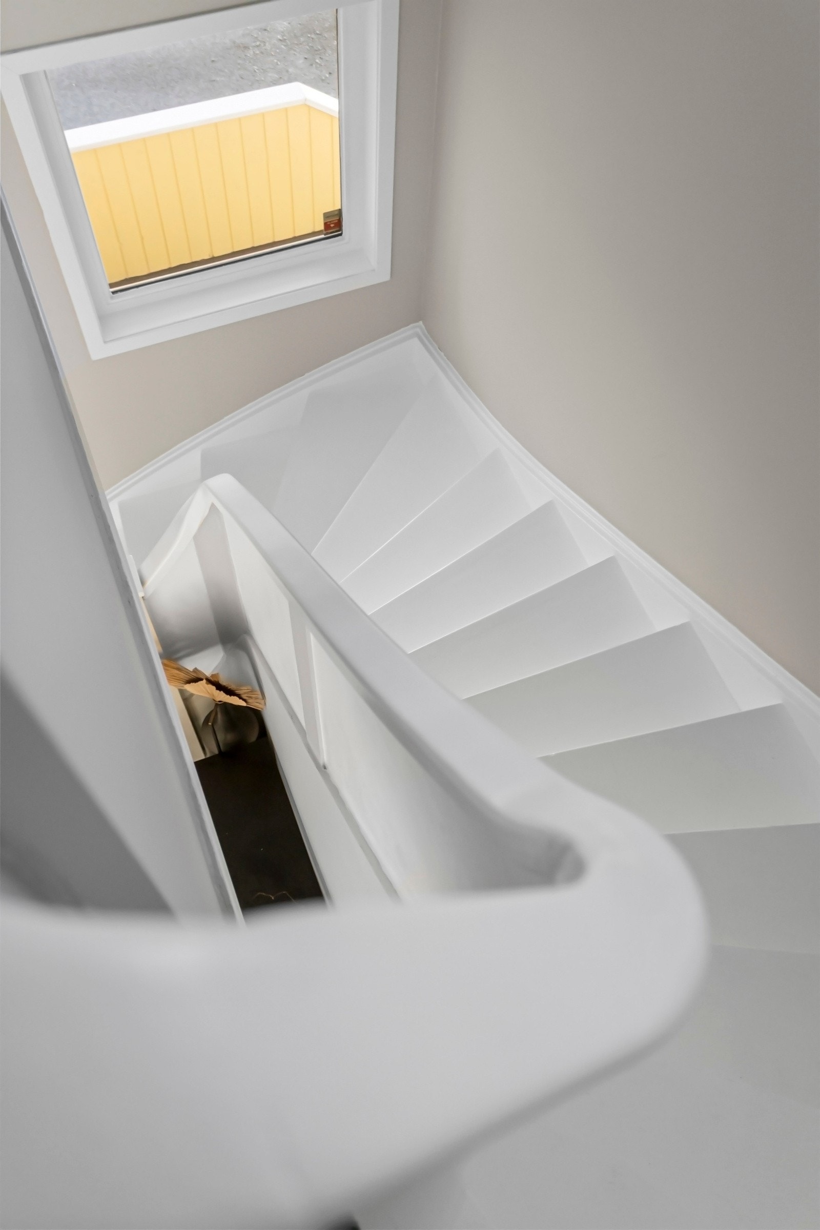 Mellom etasjene går det en lekker, lysmalt tretrapp. Galleribilde