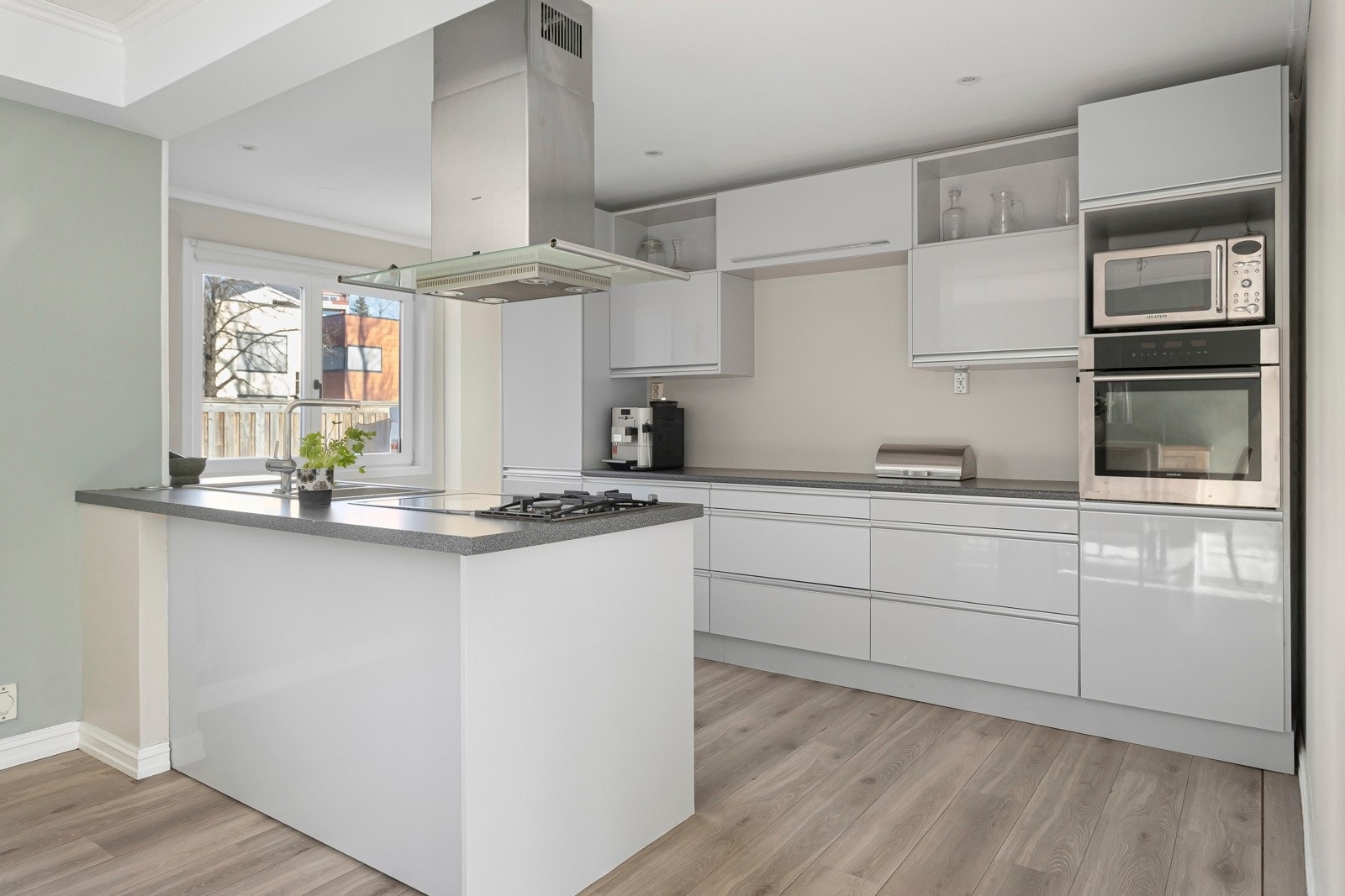 Kjøkkenet fra 2013 har god arbeidsplass og rikelig med oppbevaring. Galleribilde