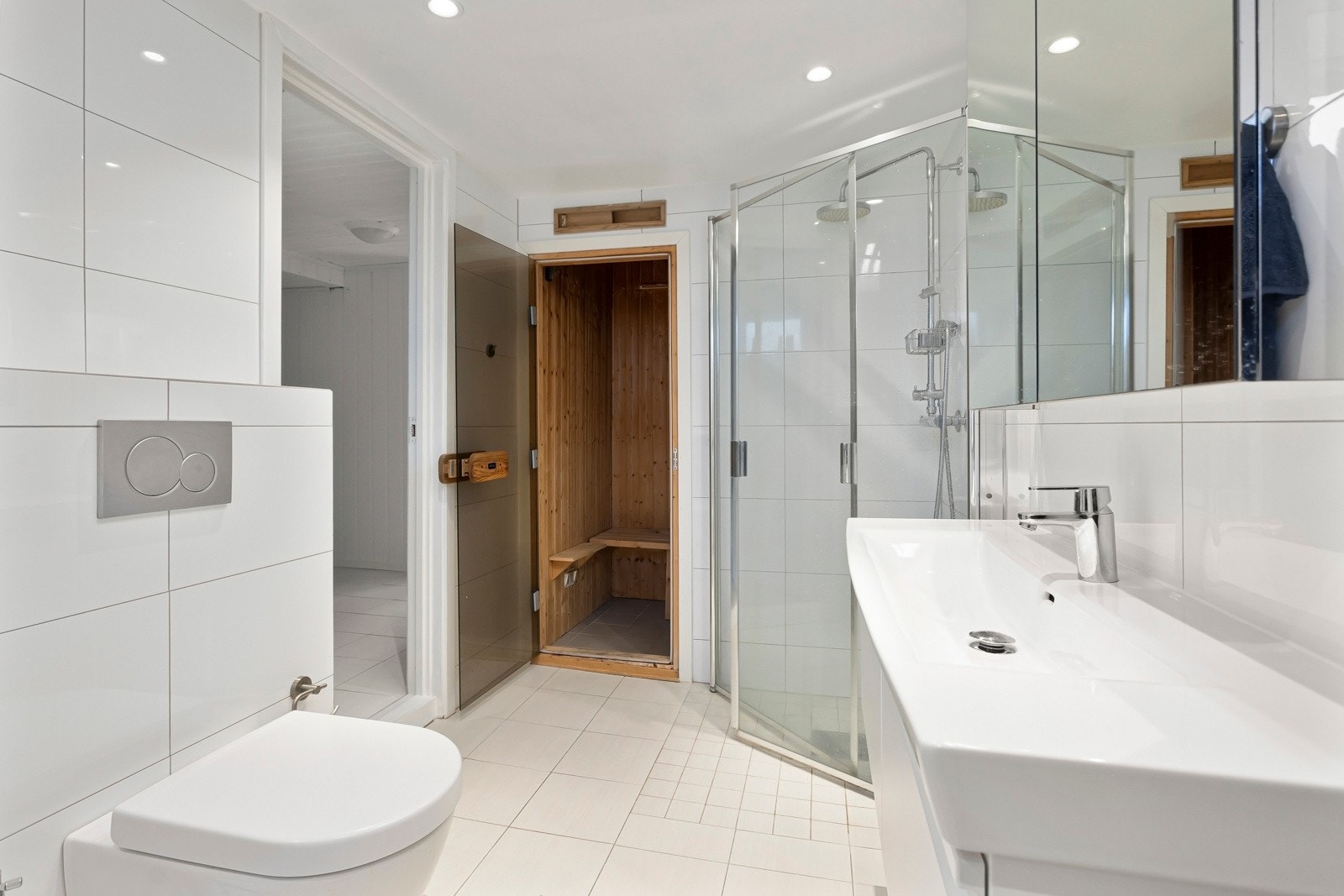 Det er et eget bad (pusset opp 2012/2013) også i kjelleren. Galleribilde