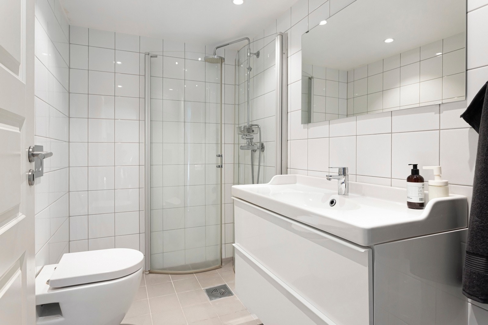 Hybelen i kjelleren har eget bad som ble pusset opp i 2012/2013. Galleribilde