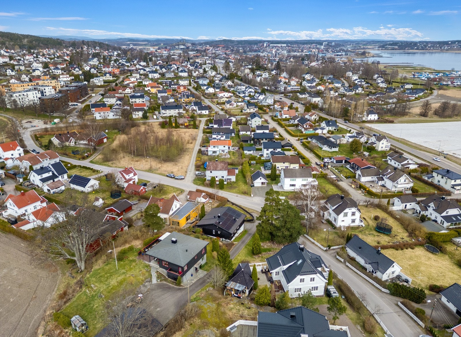 Eiendommen har solcellepanel på taket. Dette gir lavere strømkostnader, øker energieffektiviteten og gjør boligen mer attraktiv og miljøvennlig. Galleribilde