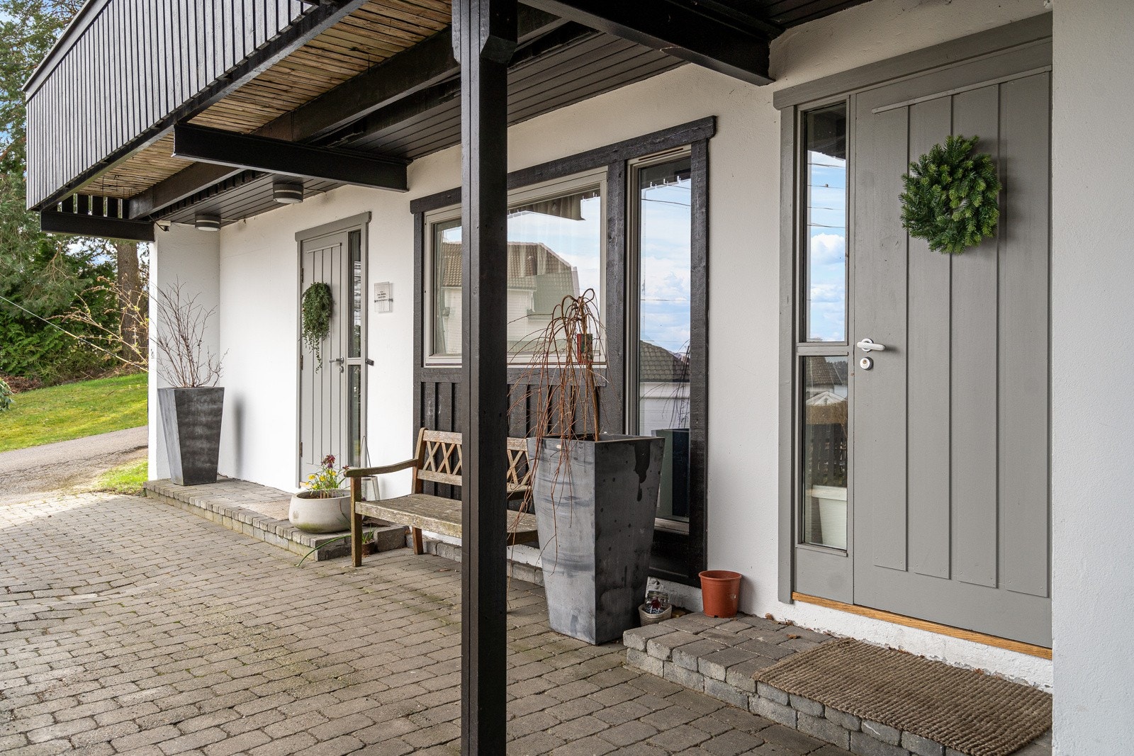 Separat inngang til hybelen (høyre dør) Galleribilde