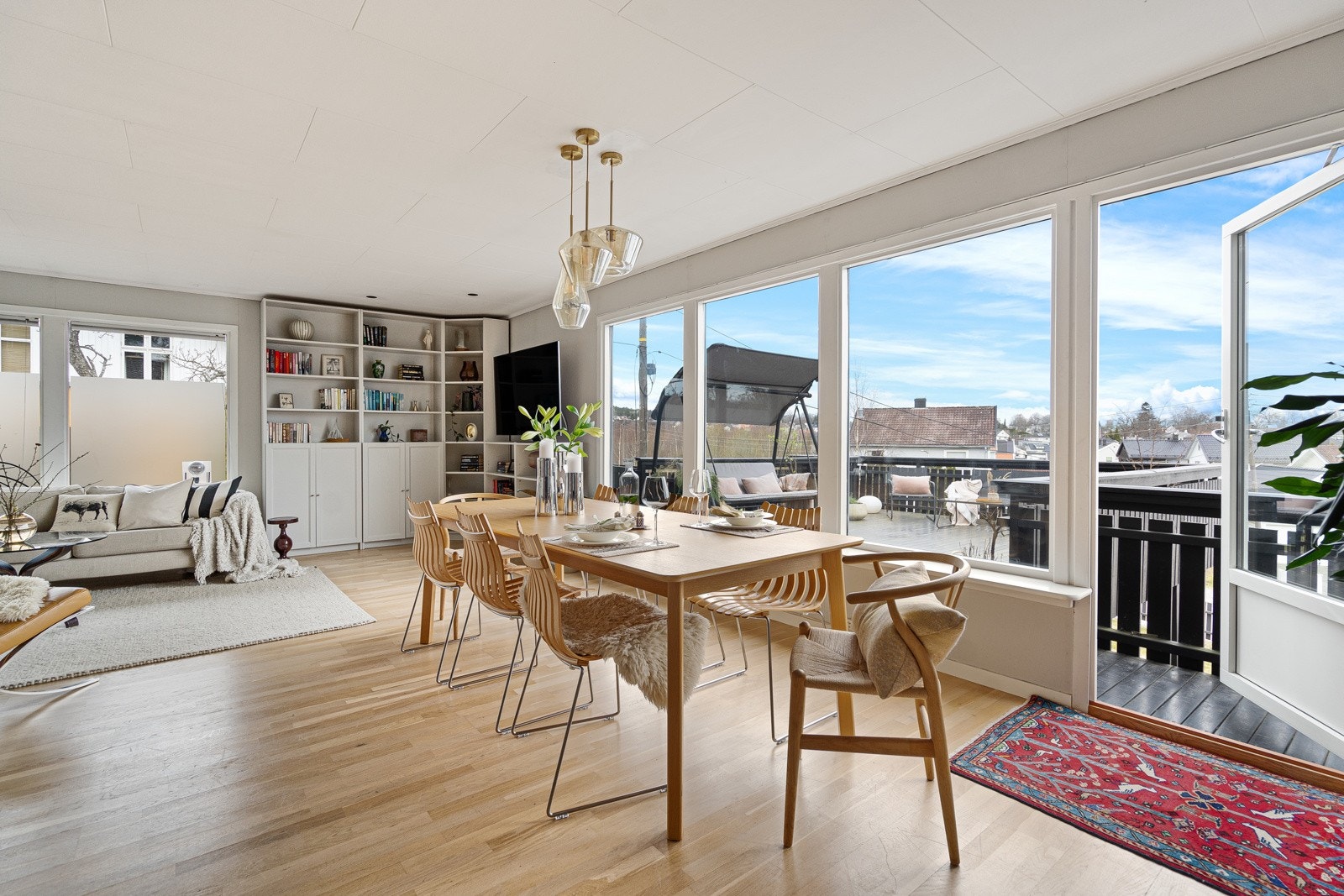 Stuen og spisestuen har mange, store og fine vinduer som bidrar til masse naturlig og herlig lys Galleribilde