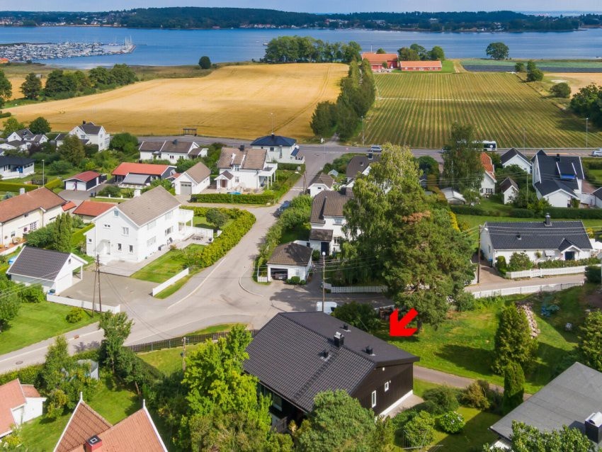 Beliggende på populære Teie med uttsikt mot sjøen/sundet Galleribilde