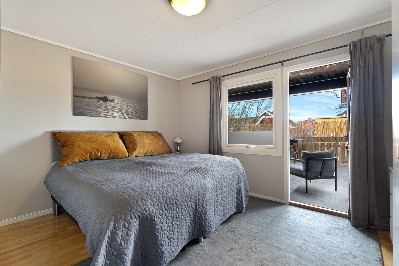 Romslig soverom med utgang til en usjenert uteplass Galleribilde