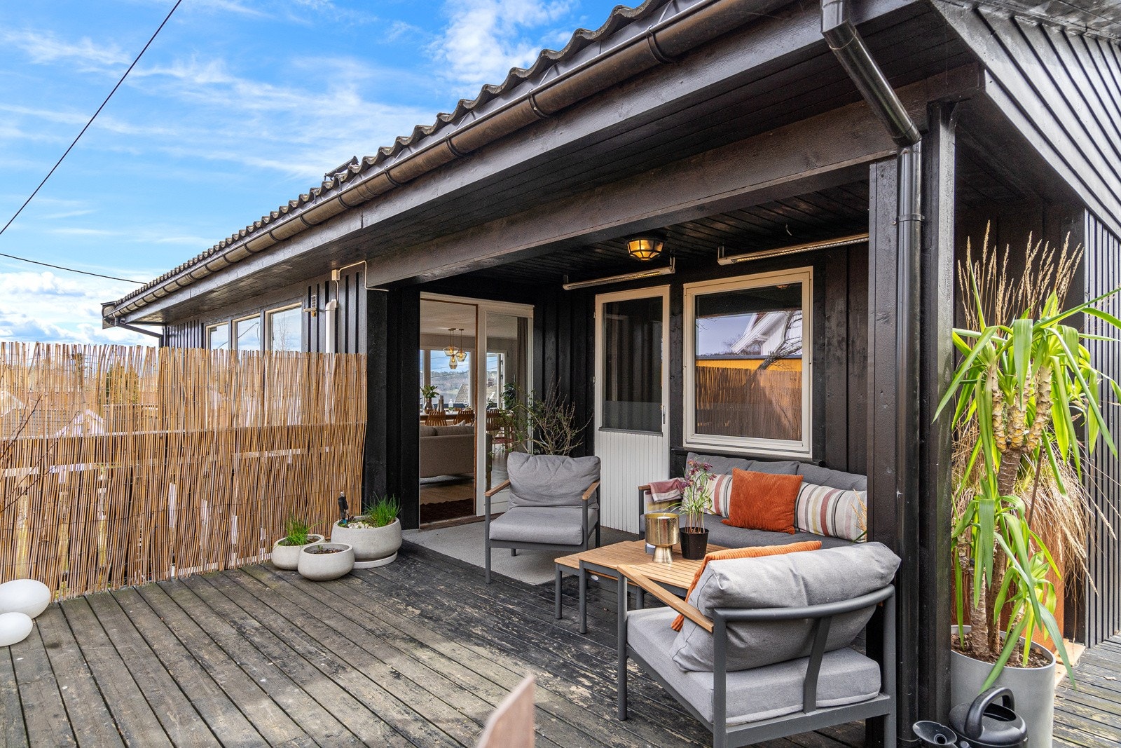 Usjenert, solrik og lun terrasse Galleribilde