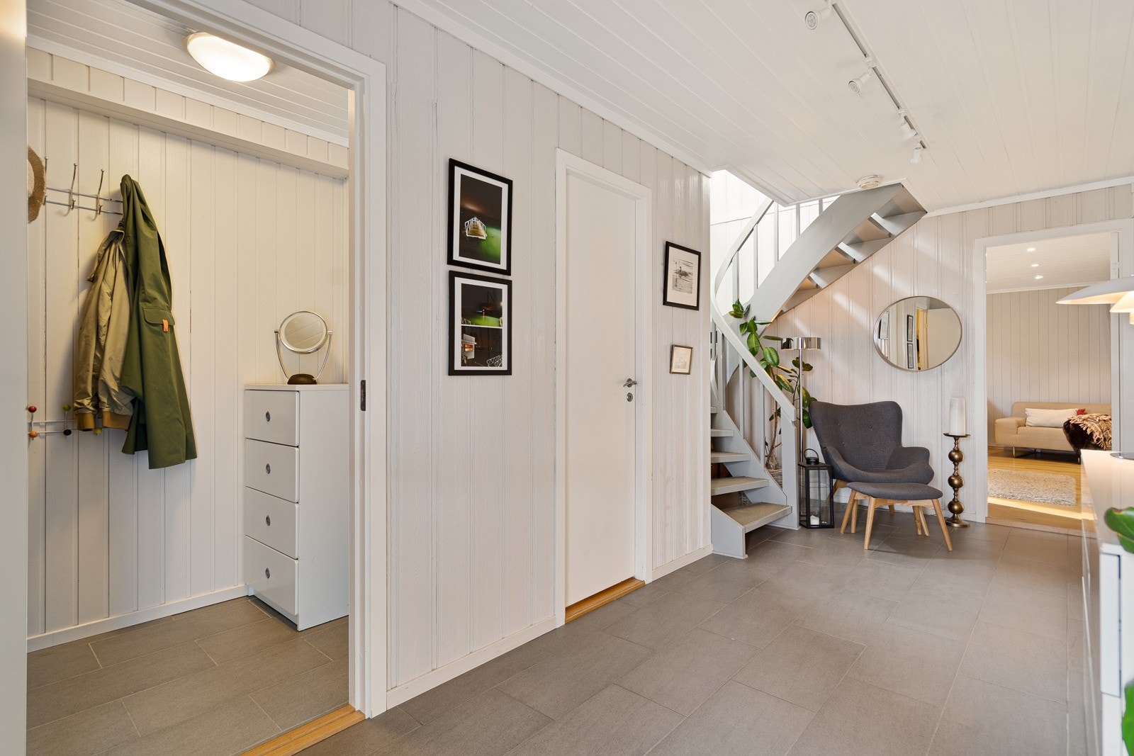 Praktisk garderoberom i entré/hallen Galleribilde