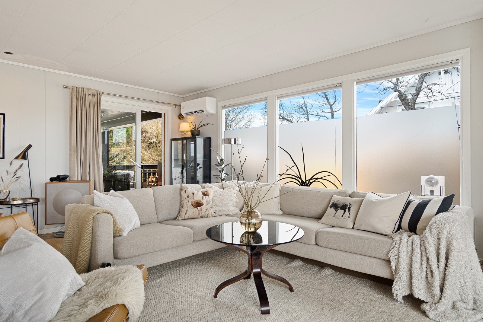 Stuen har flere soner og flere utganger til herlige terrasse Galleribilde